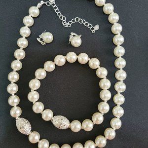 Necklace, Earrings and Bracelets in Freshwater Pearls. New